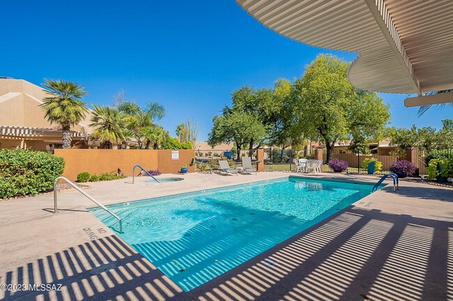 Building Photo - Charming Northwest 2 Bed. 2 Ba. Townhome  ...