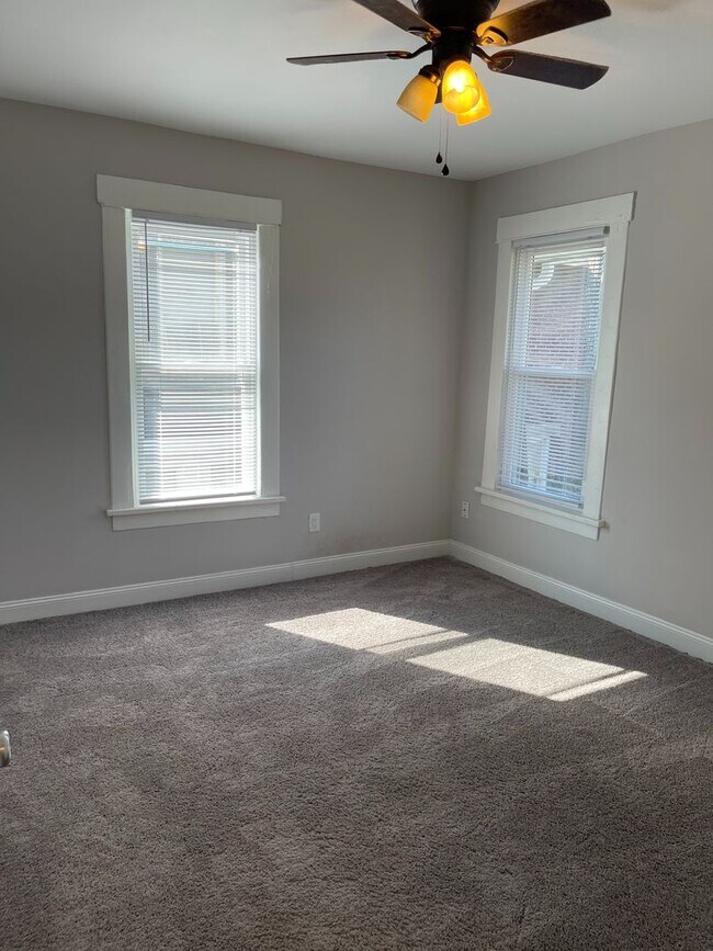 Building Photo - Great 2 BR with detached 2-car garage