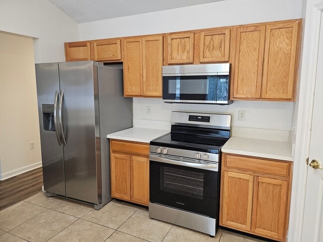 Building Photo - $1550 - 3/2/1 - Great Location Duplex B Section