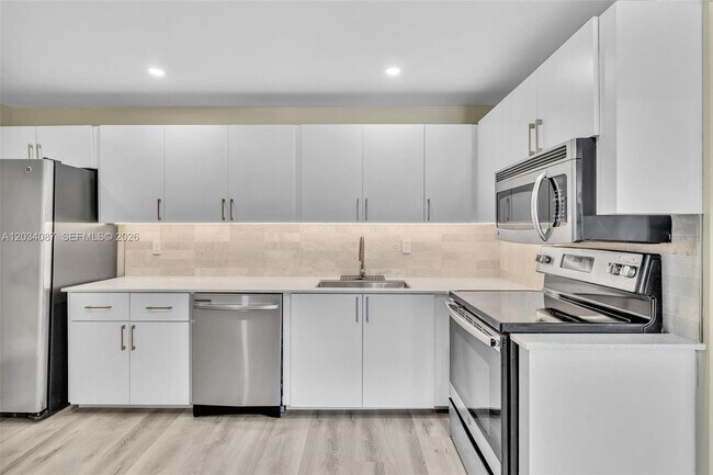 Building Photo - 9124 Collins Ave