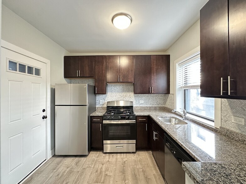 Building Photo - 722 W Brompton