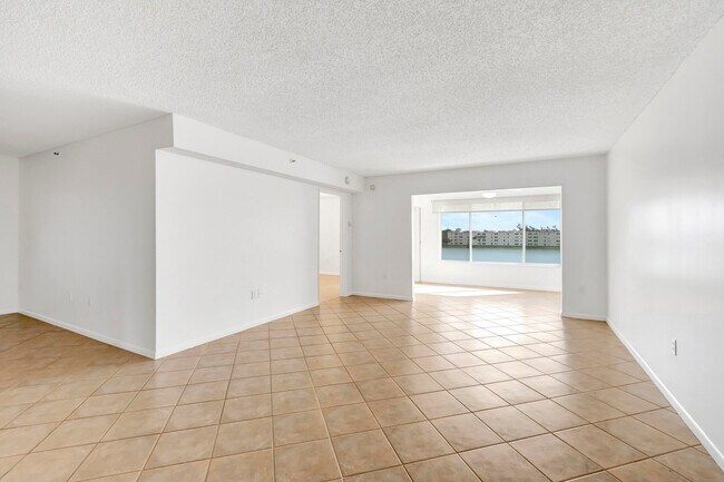 Building Photo - 14096 Huntington Pointe Dr