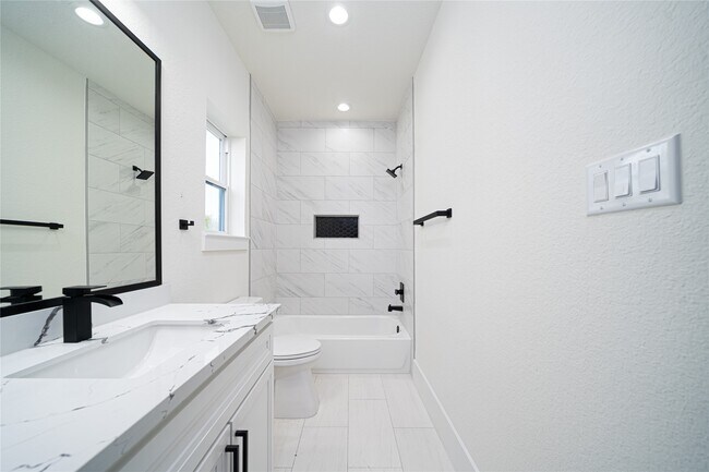 Building Photo - 2429 Parker Rd