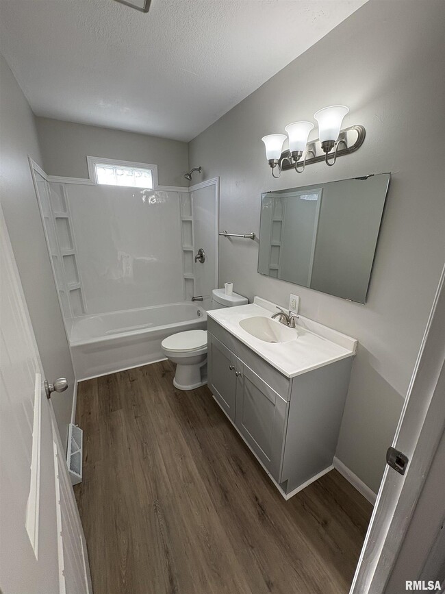 Building Photo - 2324 W Gilbert Ave