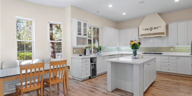 Building Photo - 3 Bedroom Woodlands Home