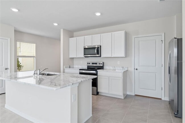 Building Photo - 3394 Hilltop Cir