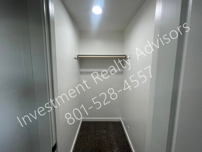 Building Photo - Renovated Unit in Murray!