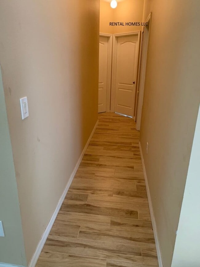 Building Photo - Three Bedrooms and a Bonus Room and 2 Bath...