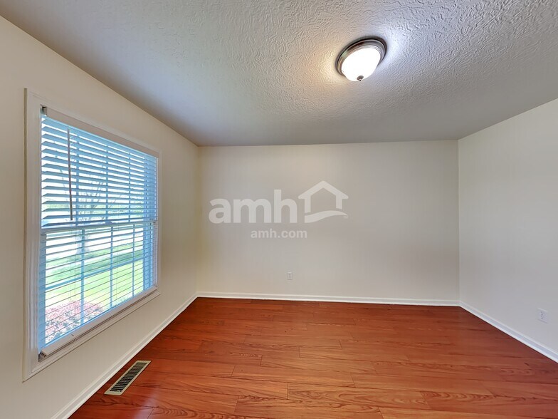 Building Photo - 1961 Creekview Dr