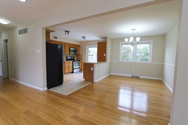 Building Photo - 617 Renz St