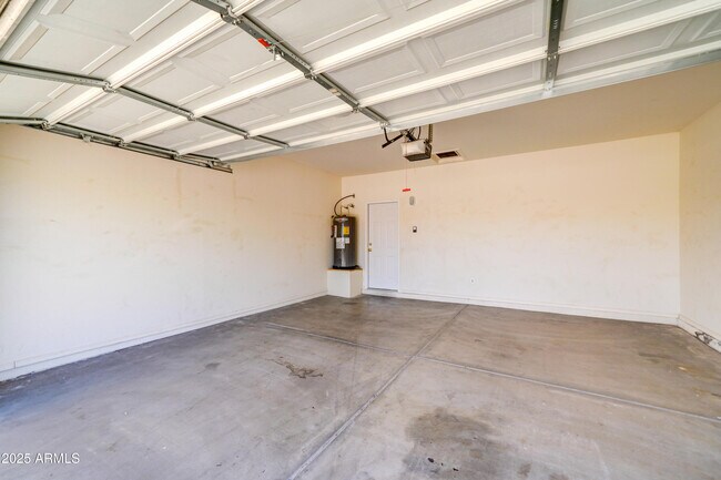 Building Photo - 8900 E Rainier Dr