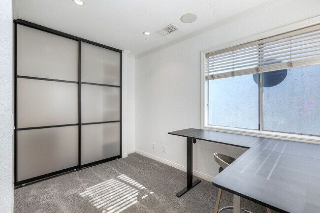 Building Photo - San Diego Coastal Dream Crown Point Jewel 3 or 6 Month lease only Partially Furnished Ready for M...