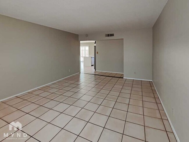 Building Photo - 537 E Laguna Dr