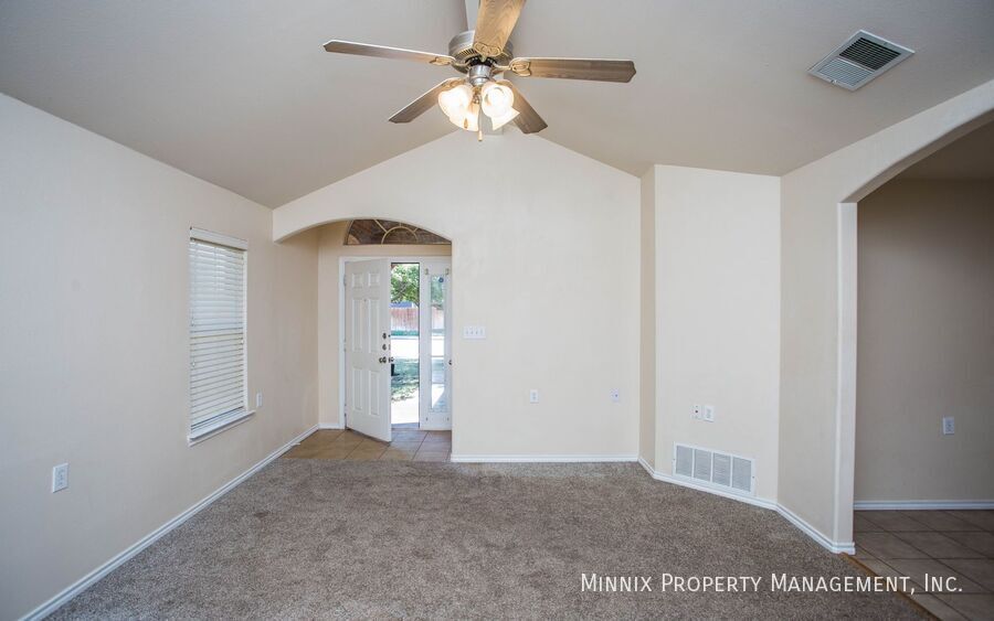 Building Photo - 9910 Weatherford Ave