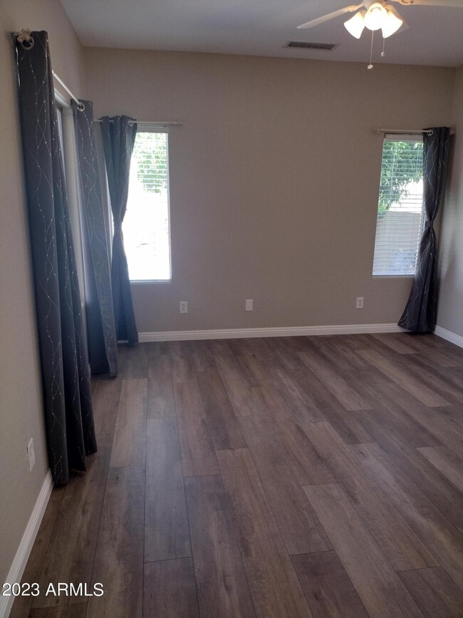 Building Photo - 466 E Yellow Wood Ave