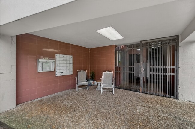 Building Photo - 2211 S Braeswood Blvd