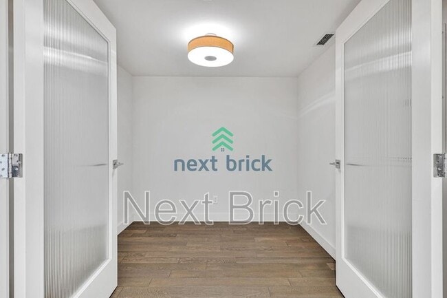 Building Photo - 588 Bell St