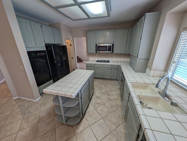 Building Photo - 2704 N Ontario Dr