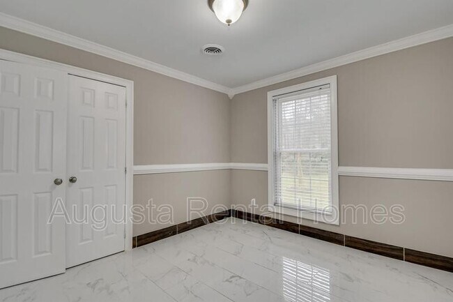 Building Photo - 238 Cavalier Dr