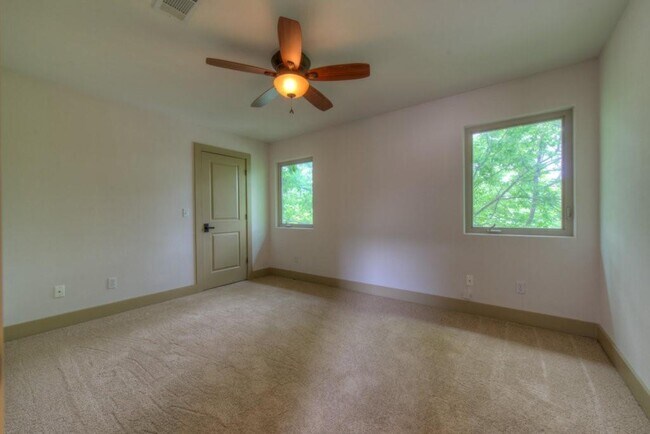 Building Photo - 605 Peacock Ln