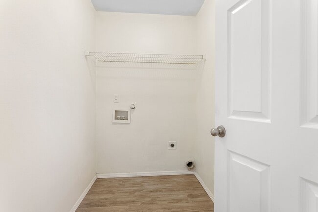 Building Photo - Large 3 bedroom 2.5 Bath Home! Tour Today!
