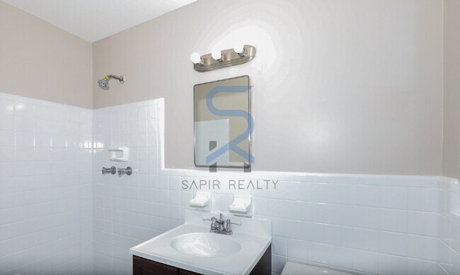 Building Photo - 5425 Skyview Dr SW