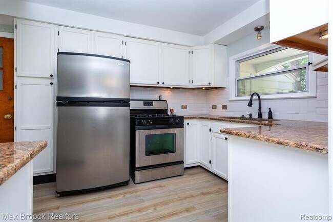 Building Photo - 4120 Lotus Dr