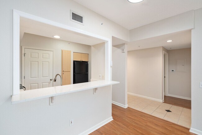 Building Photo - Downtown Orlando One Bedroom with Lake Eola View * * Modernized Waverly Condo