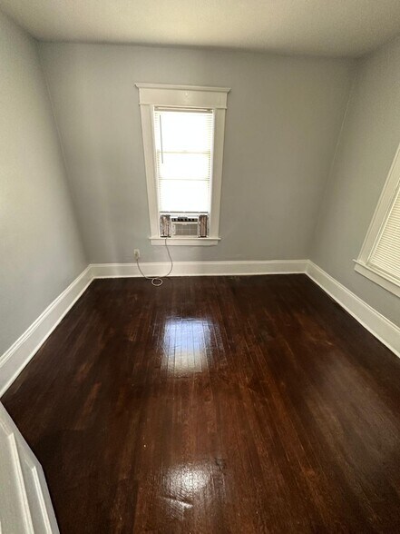 Building Photo - 1555 W 7th St