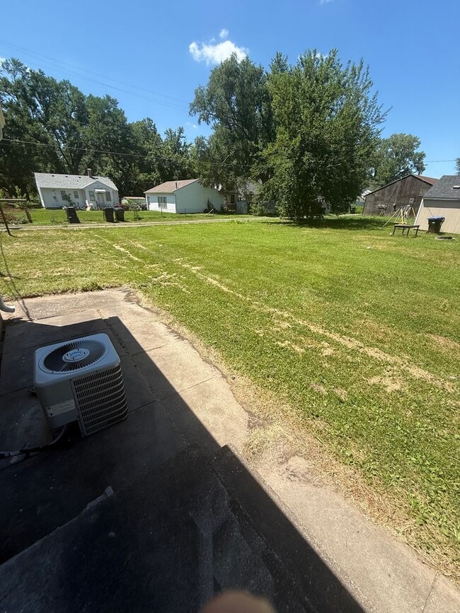 Building Photo - Quaint 1 bedroom/bath with private parking