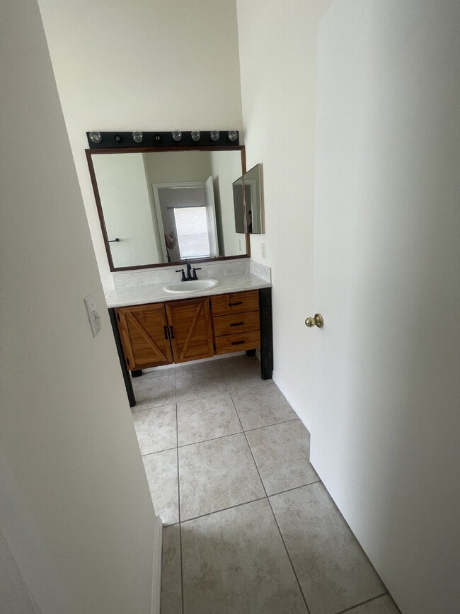Building Photo - 4 Bedroom, 2 Bathroom Home in St. Cloud - Spacious 1612 Sq Ft