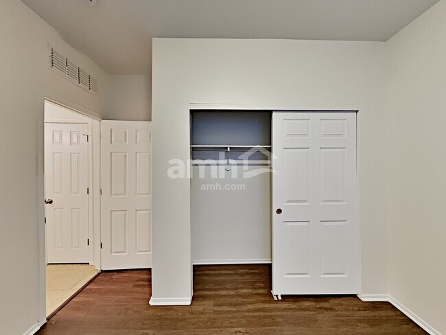 Building Photo - 298 E Calle Puente Lindo