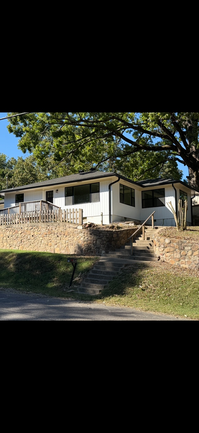 Primary Photo - 112 Poplar St