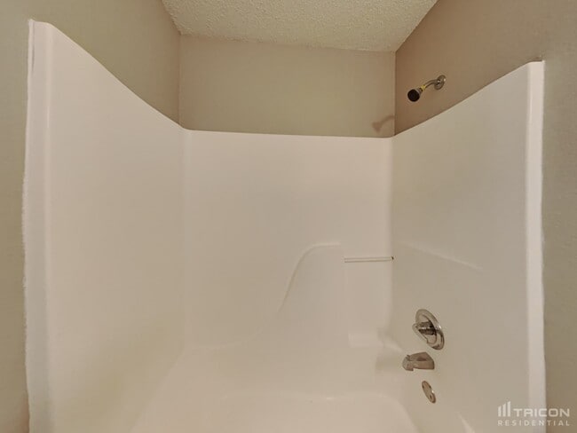 Building Photo - 2220 Lakecrest Dr