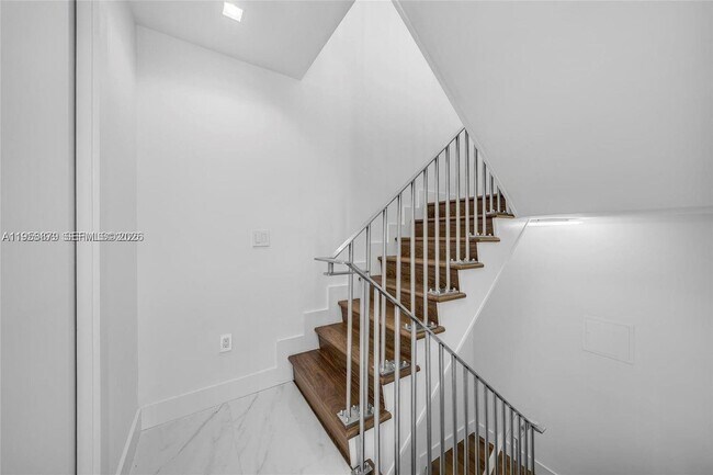 Building Photo - 100 South Pointe Dr