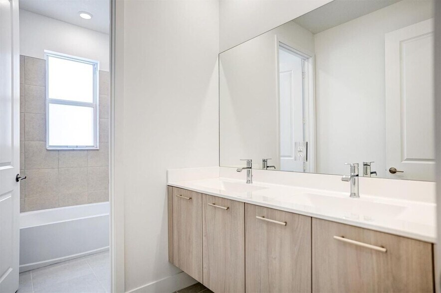Building Photo - 12328 Green Oak Dr
