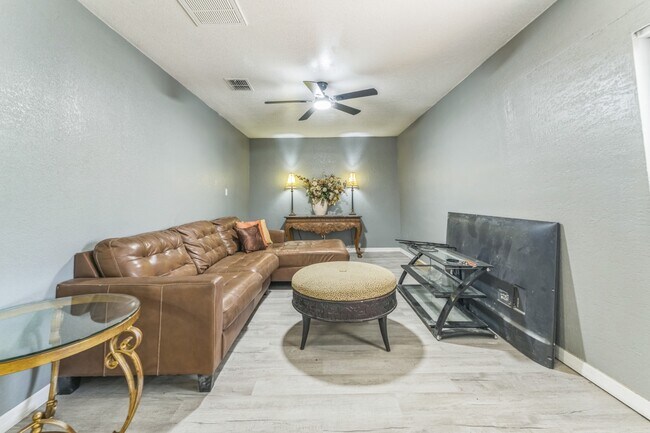 Building Photo - 465 Rio Grande Ln