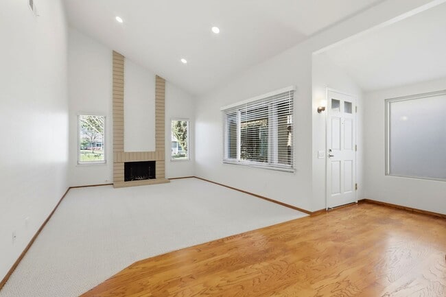 Building Photo - Updated Townhome in Lake Santa Clara HOA