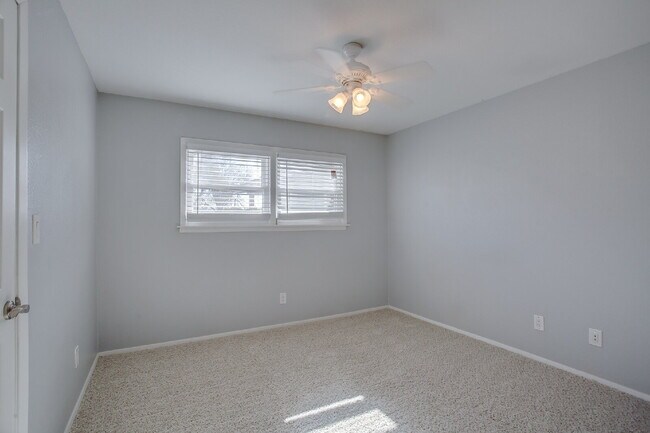 Building Photo - Beautiful, Spacious 4 Bedroom Close to Tex...