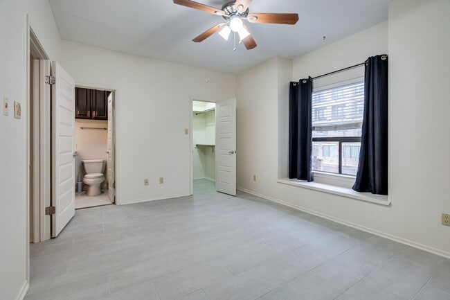Building Photo - OVERLOOK WEST CAMPUS - LUXURIOUS - 1BD/1BA - RESERVED PARKING - W/D - WATER PAID
