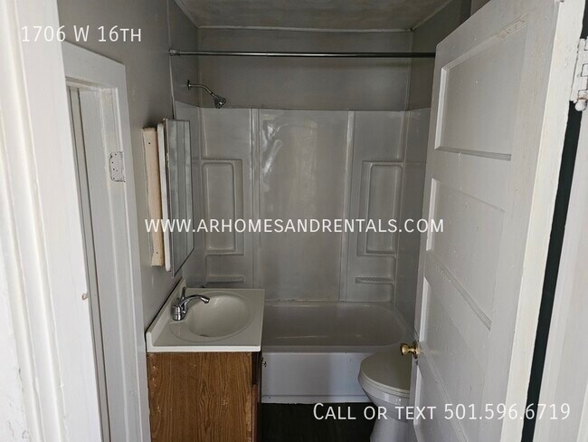 Building Photo - 1706 W 16th |$895 | 4 beds, 1 bath