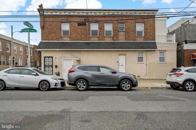 Building Photo - 2400 S Hutchinson St