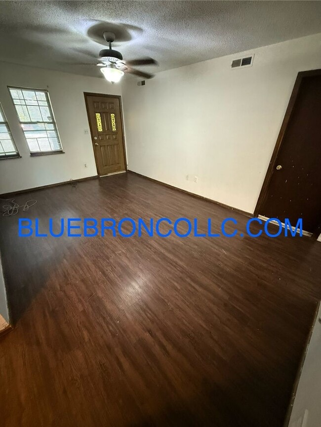 Building Photo - 717 NE Banner Dr