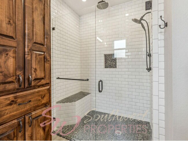 Building Photo - Stunning 5 bedroom, 3.5 bath in Elk Ridge Estates!