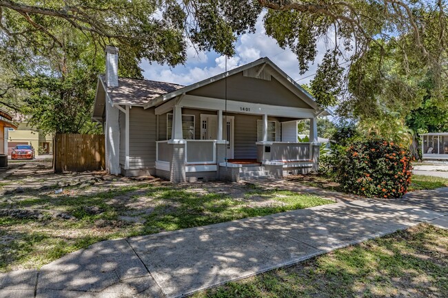 Building Photo - JUST REDUCED- Adorable 3/2 Bungalow Availa...