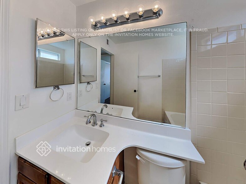 Building Photo - 1102 E Utopia Rd