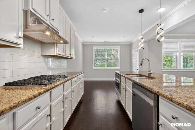 Building Photo - Spacious 5BR House in Buford