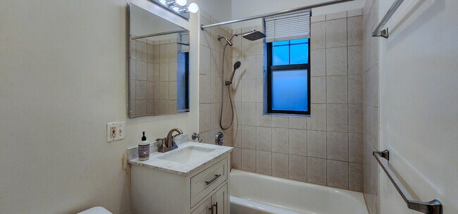 Building Photo - 832 Seward St