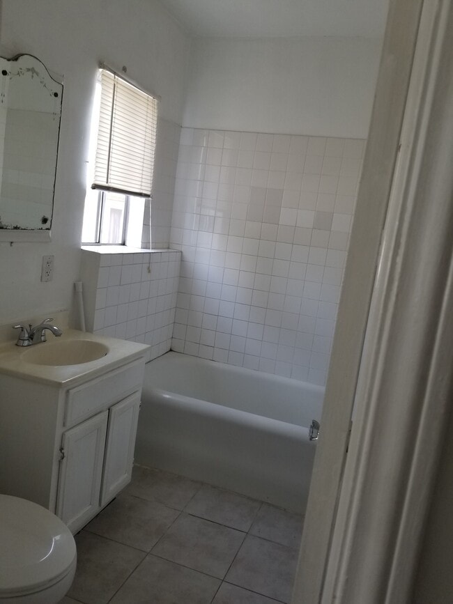 full bathroom - 214 N Hoover St