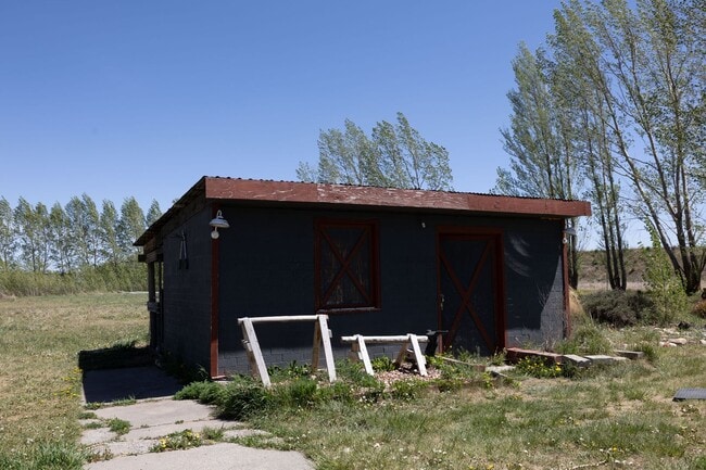 Building Photo - 3 Bed/1 Bath Country Home in Sugar City